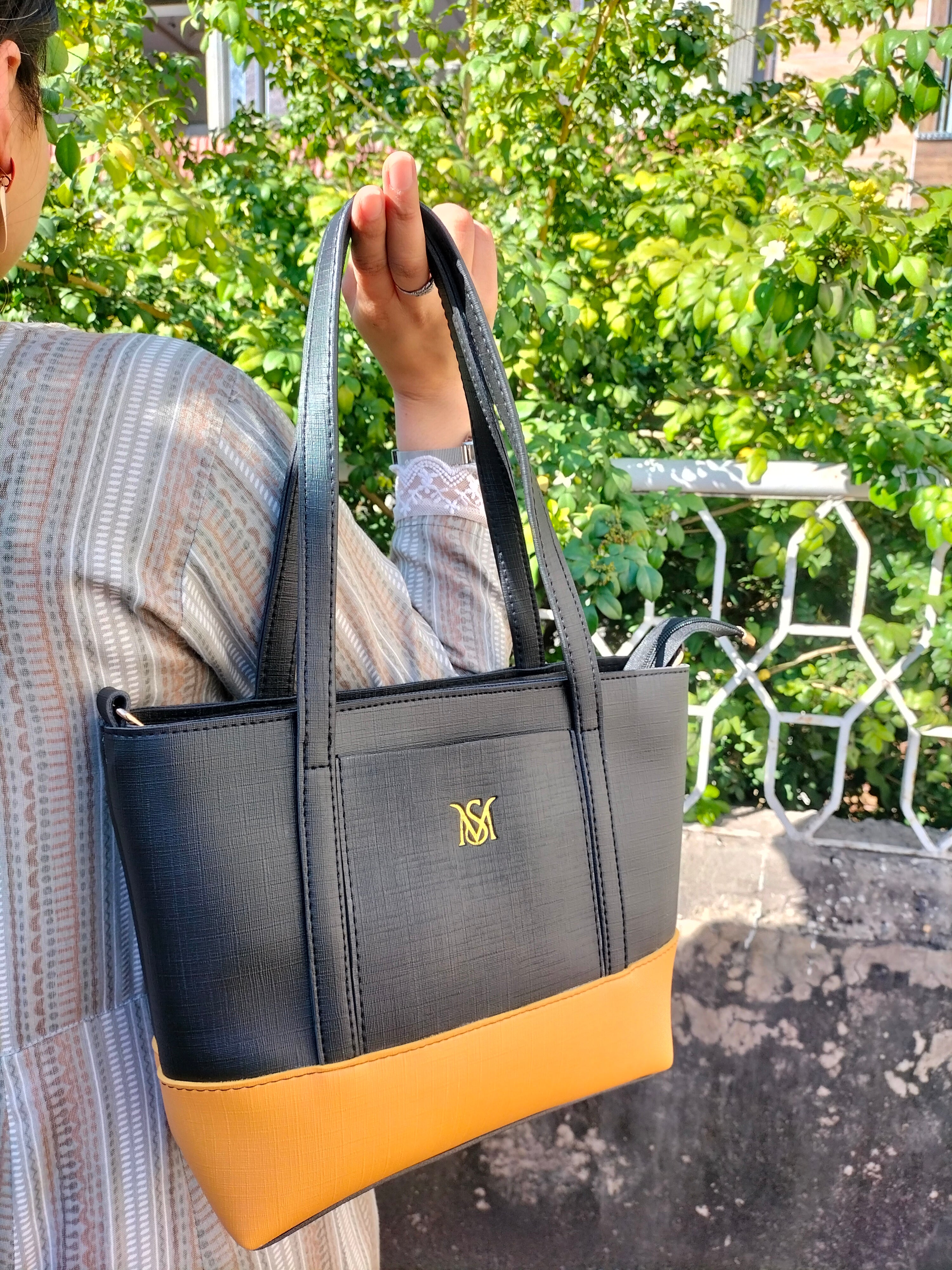 Iris - Black